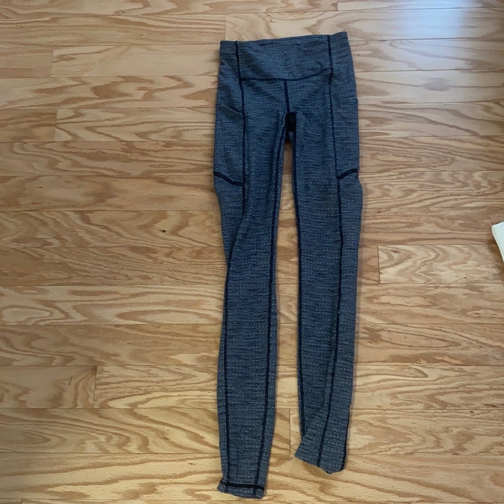 Lululemon leggings! with side pockets and zipper in crack. Size 2!